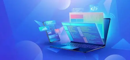 Laptop mit Code und Webseite