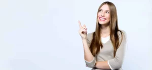 foto idee zeigen lachen frau header — Werben mit Native Advertising – Wie sieht die Zukunft aus?