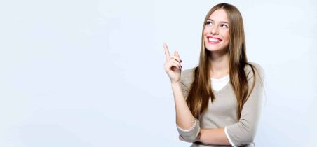 Frau die eine Idee hat und lächelt