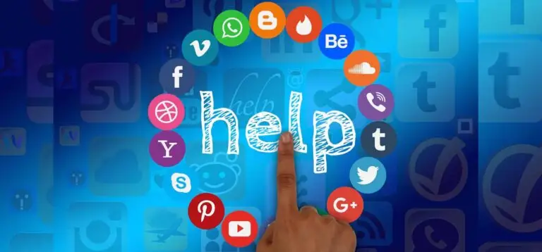 in der Mitte steht Help und jemand zeigt mit einem Finger darauf und rund herum sind Social media icons