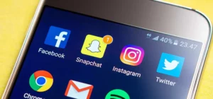 social media snapchat handy icon header — Snapchat: für Marketing-Massnahmen überbewertet?