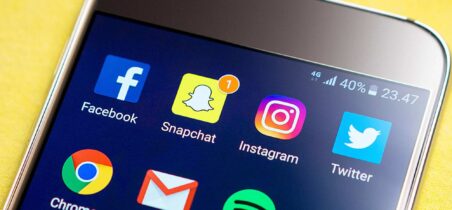 Handy mit Facbook, Snapchat, Instagram, Twitter, Google Chrome, Gmail und Spotify