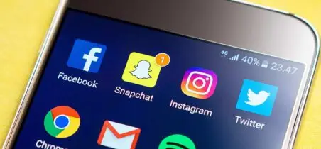 Handy mit Facbook, Snapchat, Instagram, Twitter, Google Chrome, Gmail und Spotify