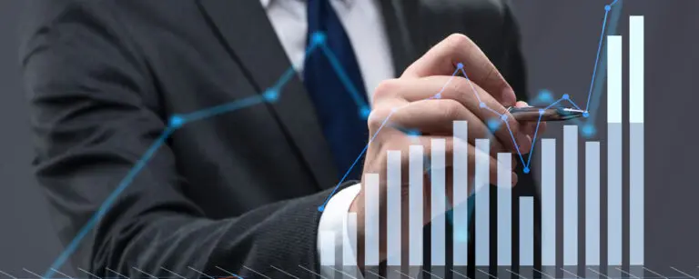 Mann in Anzug und im Vordergrund ein Diagramm in Form eines Hologramms