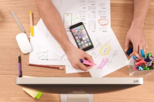 ux design an imac papier — User-Experience: UX-Testing im Guerilla-Style