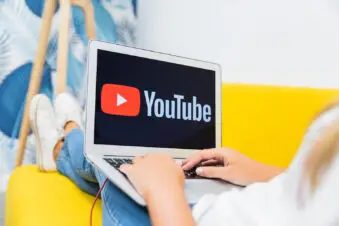 YouTube auf Laptop