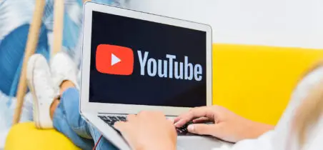 youtube logo auf laptop beine