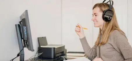 homeoffice lernen video frau kopfhörer