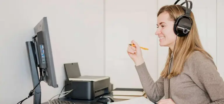 homeoffice lernen video frau kopfhörer