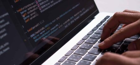 javascript laptop foto hand programmierung