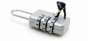 miniatur mann angriff schloss header — "Have I Been Pwned" - die wahrscheinlich grösste Datenbank zur Hack-Überprüfung