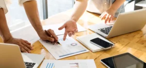 strategie planung besprechung statistik foto header — Der schnelle Marketing Fahrplan auch für kleine Teams