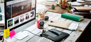 webseite webshop teamwork schreibtisch foto imac header — Webseite selbst erstellen oder lieber einen Webdesigner beauftragen?