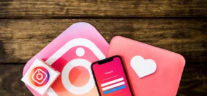 instagram logo bild auf holz handy — Studie zeigt: Instagram beste Plattform für Unternehmensinhalte
