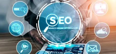 Mann der auf einem iPad tippt. Im Vordergrund ist ein grosser Blauer Kreis und rundum 6 weitere. In der Mitte steht gross "SEO".