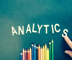 google analytics 4 buntstifte zeigefinger — Die Revolution in der Webanalyse: Alles, was Sie über Google Analytics 4 wissen müssen
