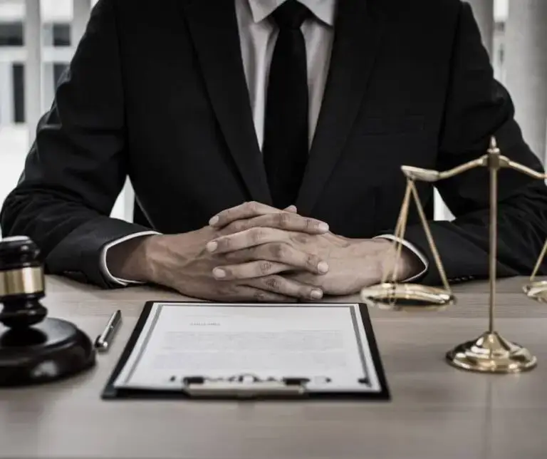 Richter sitzt mit gefalteten Händen vor Gesetzesentwurf zum AI Act