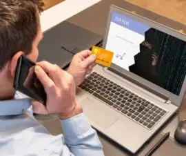 Mann mit Smartphone und EC-Karte ist auf Job Scamming hereingefallen