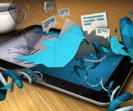 Elon Musk Twitter Übernahme, Tablet mit Tweets auf Tisch mit Kaffeetasse