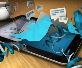 Elon Musk Twitter Übernahme, Tablet mit Tweets auf Tisch mit Kaffeetasse