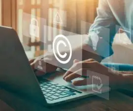 KI Urheberrecht, Laptop mit Symbolen, Copyright