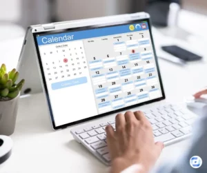 kalender termine planung laptop tastatur hand tippen — Entwickeln Sie einen massgeschneiderten Social Media Redaktionsplan in 6 Schritten