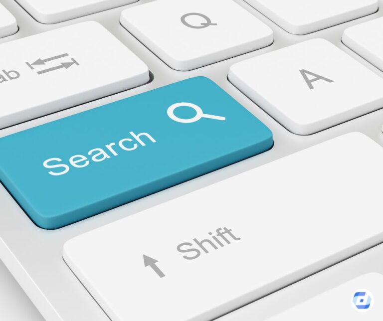 Weisse Tastatur mit Search-Taste und Lupensymbol, Google Suchparameter