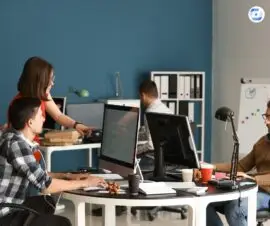 Verschiedene Mitarbeiter mit IT-Berufen im Büro