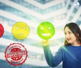 Zufriedenheitsgarantie Gütesiegel Stempel glückliche Kundin gibt positives Feedback