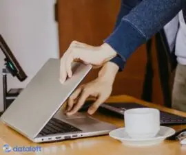 Laptop auf Schreibtisch wird aufgeklappt Fingerabdruck-Scan Bund plant digitale Schnittstelle für Sozialversicherung