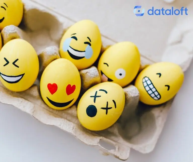 Emoji Bedeutung Eierkarton mit bunt bemalten Eiern Gesichter Grimassen