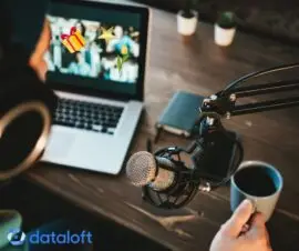 Mann im Stream mit Symbolen von Facebook Sternen und virtuellen Geschenken auf Laptopmonitor