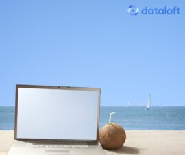 Symbolfoto für Smart Working, Laptop mit Kokosnuss-Drink am Strand
