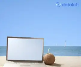 Symbolfoto für Smart Working, Laptop mit Kokosnuss-Drink am Strand