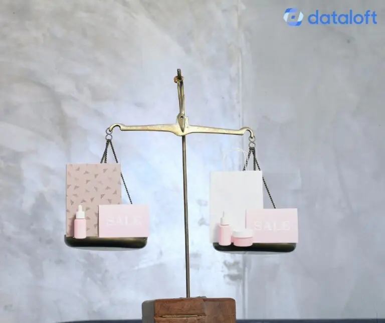 Goldene Waage mit Vergleich von Produkten Symbolbild für vergleichende Werbung