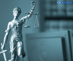 justizia statue laptop computer online gesetze recht — BGH-Urteil zu Fernunterricht: Wann deutsches Recht auch für Schweizer Anbieter gilt